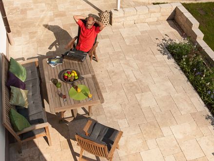 Kundenfoto: Travertin Medium SELECT RV Terrasse Vogelperspektive Mann am Tisch