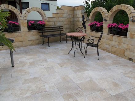 Kundenfoto: Travertin-Platten Medium SELECT, römischer Verband, verlegt auf mediterraner Terrasse mit Rundbögen, Blumen und Sitzbank Terrasse