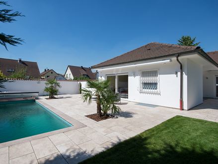 Wohnhaus und Terrasse mit Travertin Medium Line-Platten