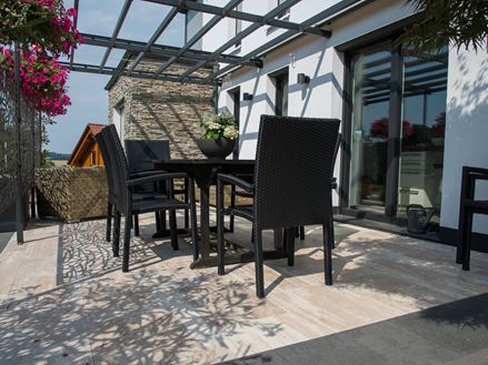 Blühende Travertin Natura Terrasse