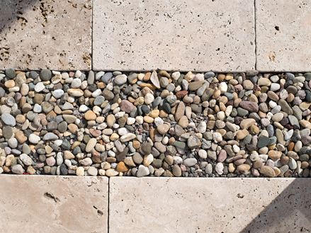 Ein Kontrast der passt: Kies und Travertin Rustic