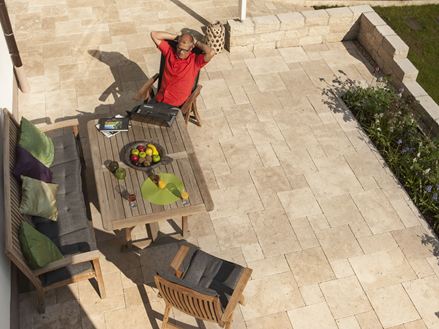 Kundenfoto Travertin-Medium-SELECT-RV-Terrasse-Vogelperspektive Mann-am-Tisch