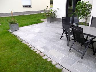 Kundenfoto: Quarzit-Platten Kavalas, gesägt und gespalten, verlegt auf Terrasse
