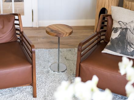 Moderne Möbel mit Orchidee im Vordergrund