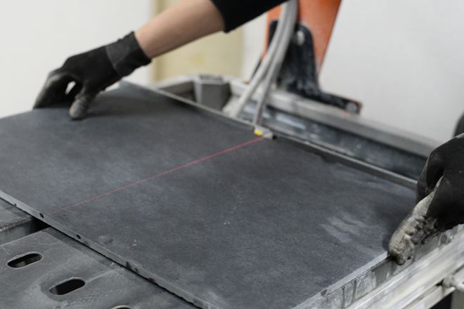 Mit einem Laser oder Messskala kann Naturstein exakt geschnitten werden