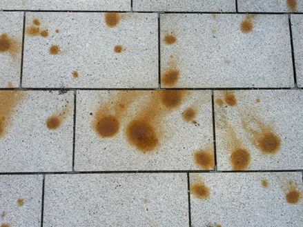 Granitplatten mit Ausblühungen und Rostflecken