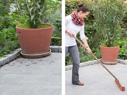 Pflanzenreste auf der Terrasse abkehren