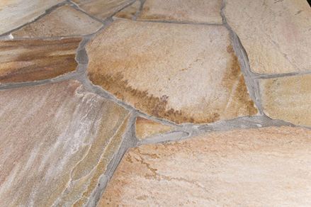 Polygonalplatten in Beige-Orange aus der Nähe fotografiert