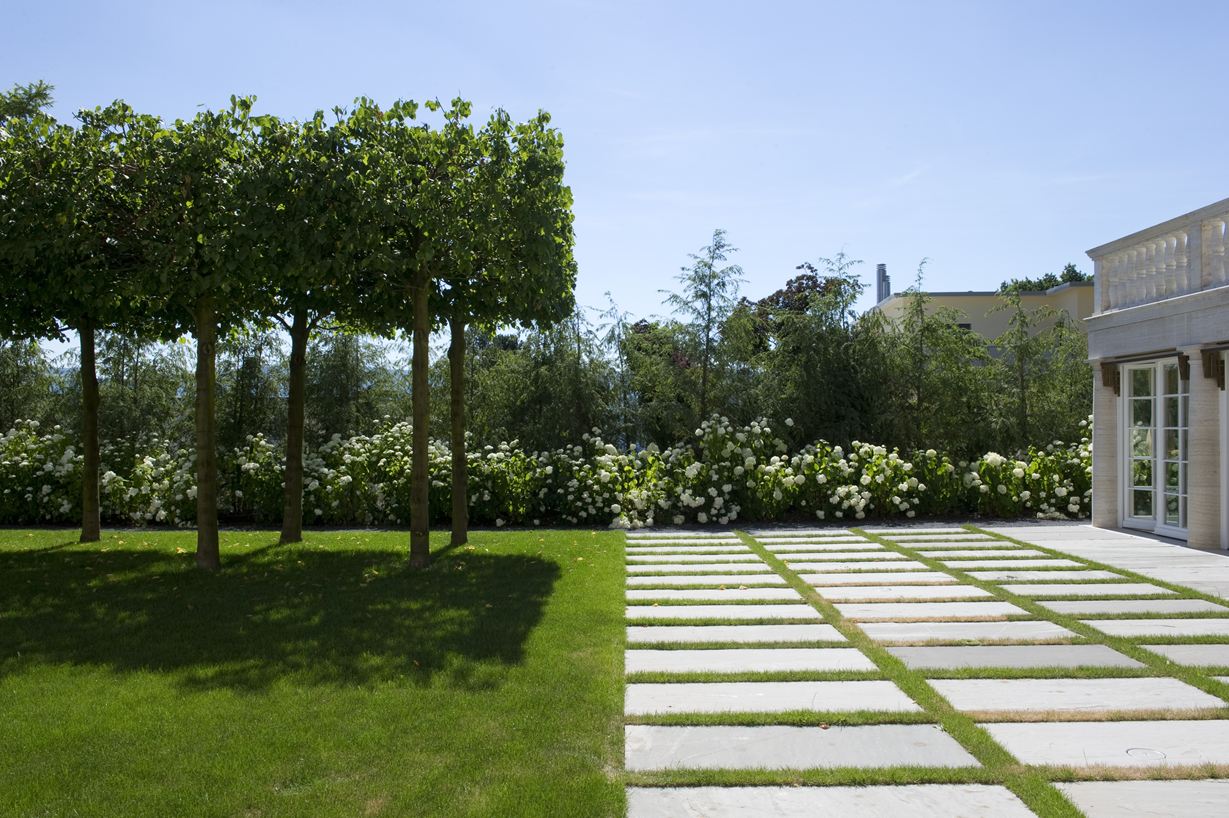 Trendy und einfach zu machen: Terrassenplatten mit breiter Grasfuge. Bild: www.egligartenbau.com